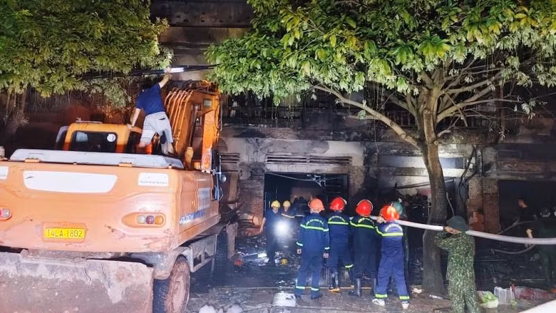 Các lực lượng chức năng triển khai dập lửa và cứu hộ, cứu nạn.