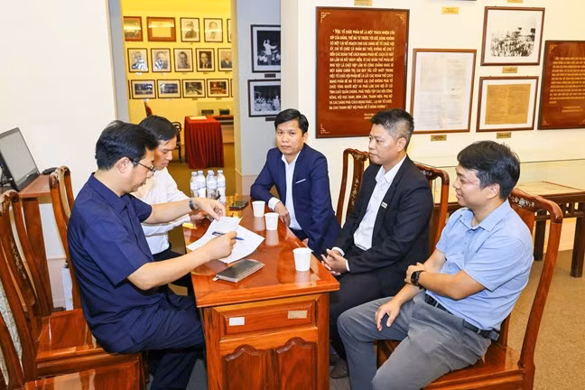 Ông Cao Xuân Thạo, Trưởng ban Phong trào (Ủy ban Trung ương Mặt trận Tổ quốc Việt Nam) làm thủ tục tiếp nhận ủng hộ. (Ảnh: mattran.org.vn)