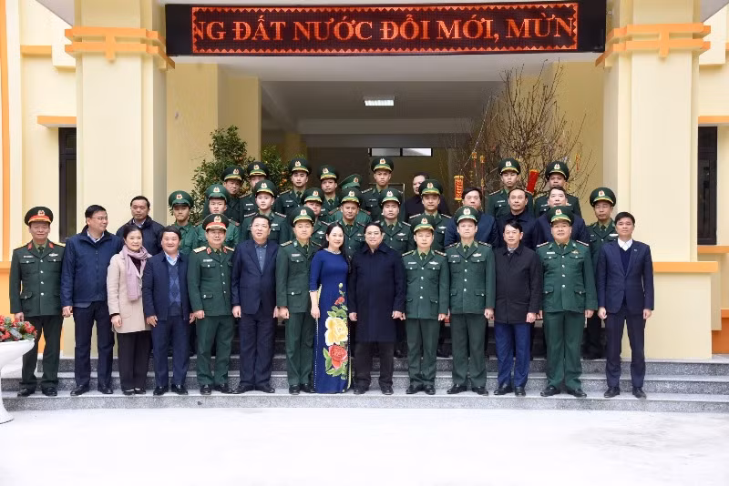 Thủ tướng Phạm Minh Chính với cán bộ, chiến sĩ Đồn Biên phòng Tà Lùng.