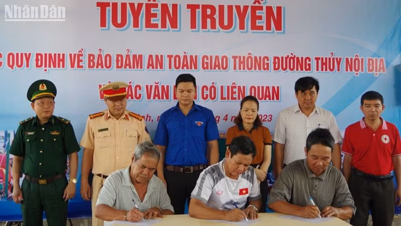 Ngư dân ký cam kết chấp hành các quy định về bảo đảm an toàn giao thông đường thủy nội địa.