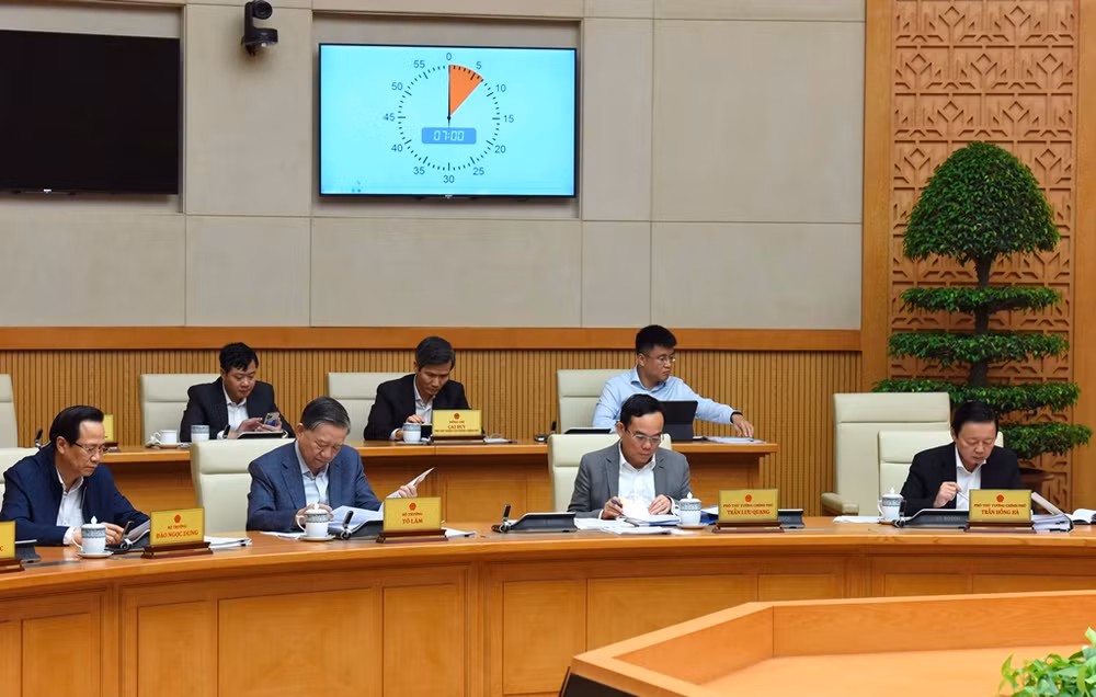 Các đồng chí Phó Thủ tướng, Bộ trưởng các bộ tham dự phiên họp.