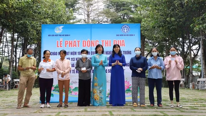 Bảo hiểm xã hội quận 4 trao thẻ bảo hiểm y tế cho phụ nữ có hoàn cảnh khó khăn.