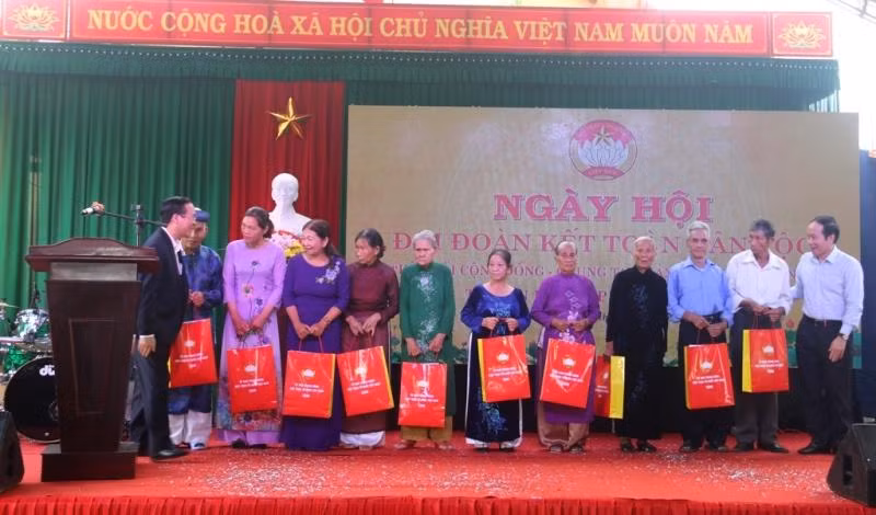 Đồng chí Võ Văn Thưởng tặng quà cho 10 hộ gia đình khó khăn của tổ dân phố 1, làng Triều Sơn Tây.