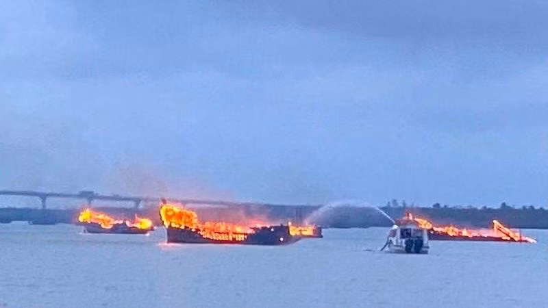 Hiện trường vụ cháy ca-nô tại khu vực bến Cửa Đại.