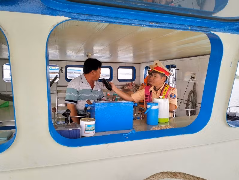 Lực lượng Cảnh sát giao thông kiểm tra nồng độ cồn đối với các thuyền viên, lái tàu.