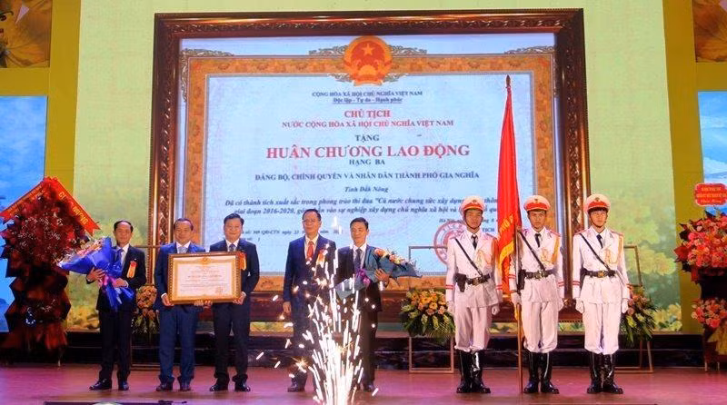 Thừa ủy quyền của Chủ tịch nước, Bí thư Tỉnh ủy Đắk Nông Ngô Thanh Danh trao Huân chương Lao động hạng Ba cho Đảng bộ, chính quyền và nhân dân thành phố Gia Nghĩa.