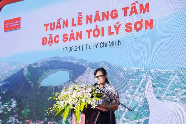 Bà Phạm Thị Hương, Chủ tịch UBND huyện đảo Lý Sơn, đánh giá cao sự hợp tác và quan tâm của Masan Consumer đối với đời sống nhân dân và đặc sản địa phương.