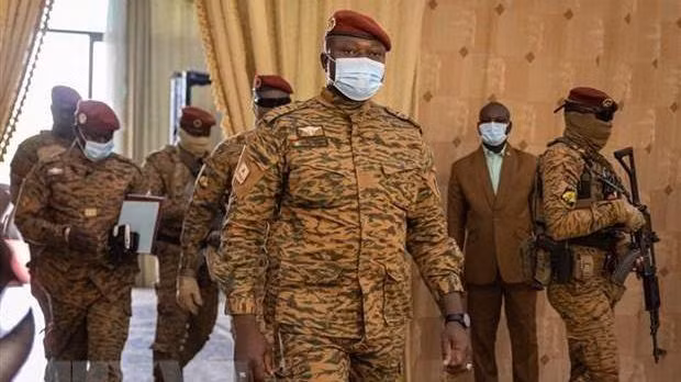 Trung tá Paul-Henri Sandaogo Damiba (giữa, phía trước), lúc đương nhiệm lãnh đạo chính quyền quân sự Burkina Faso, tới dự phiên họp nội các đầu tiên ở Ouagadougou, ngày 7/3/2022. (Ảnh: AFP/TTXVN) 