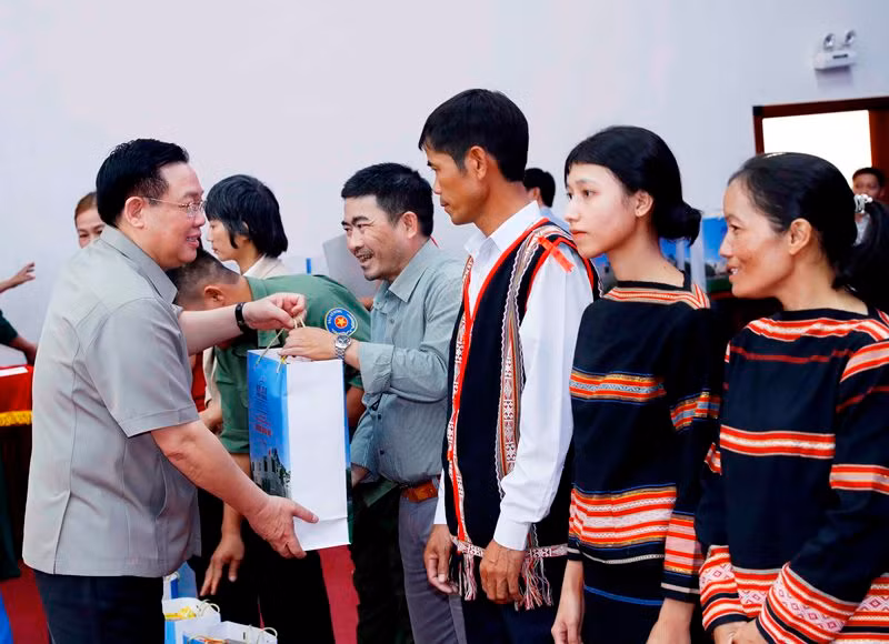 Chủ tịch Quốc hội Vương Đình Huệ trao quà tặng các gia đình chính sách, hộ nghèo, công nhân, người lao động có hoàn cảnh khó khăn.