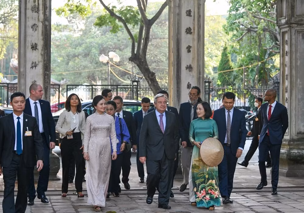 Chiều 22/10, Tổng Thư ký Liên hợp quốc Antonio Guterres và các quan chức Liên hợp quốc đã đến thăm Văn Miếu-Quốc Tử Giám.