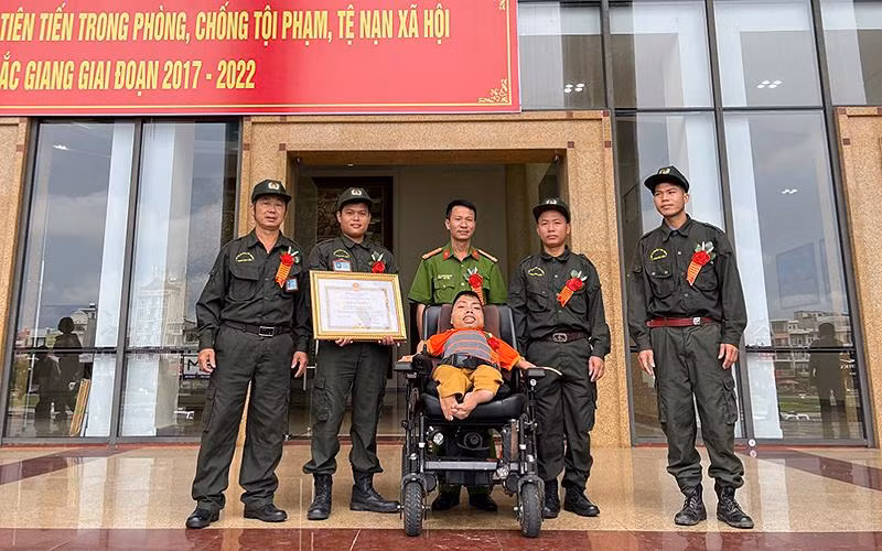 Anh Thân Ngọc Mạnh cùng đại diện các đoàn thể đến nhà bà con, trao nhu yếu phẩm hỗ trợ vượt dịch Covid-19.