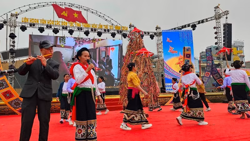 Đội văn nghệ xã Vạn Xuân (huyện Thường Xuân) biểu diễn khặp Thái.