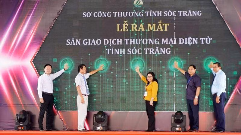Lãnh đạo tỉnh Sóc Trăng và Bộ Công thương thực hiện kích hoạt sàn thương mại điện tử.