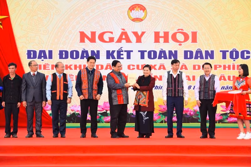 Thủ tướng Phạm Minh Chính tặng sách của Tổng Bí thư Nguyễn Phú Trọng cho tỉnh Lai Châu.