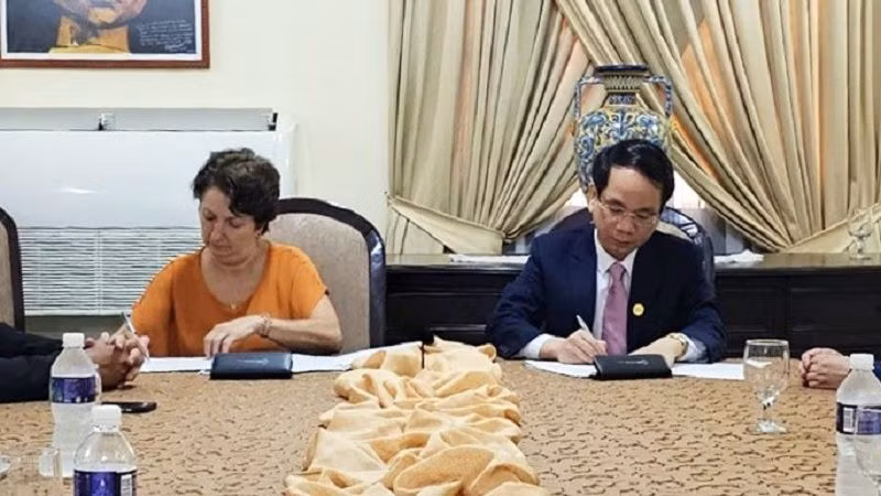 Thứ trưởng Y tế Cuba và Phó Chủ tịch tỉnh Quảng Bình ký biên bản hợp tác.