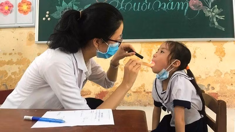 Khám bệnh cho các em thiếu nhi.