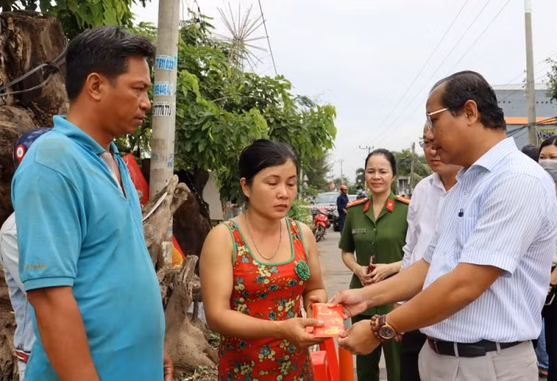 Lãnh đạo huyện Cần Giuộc (Long An) hỗ trợ, động viên hộ dân bị thiệt hại do sạt lở. 