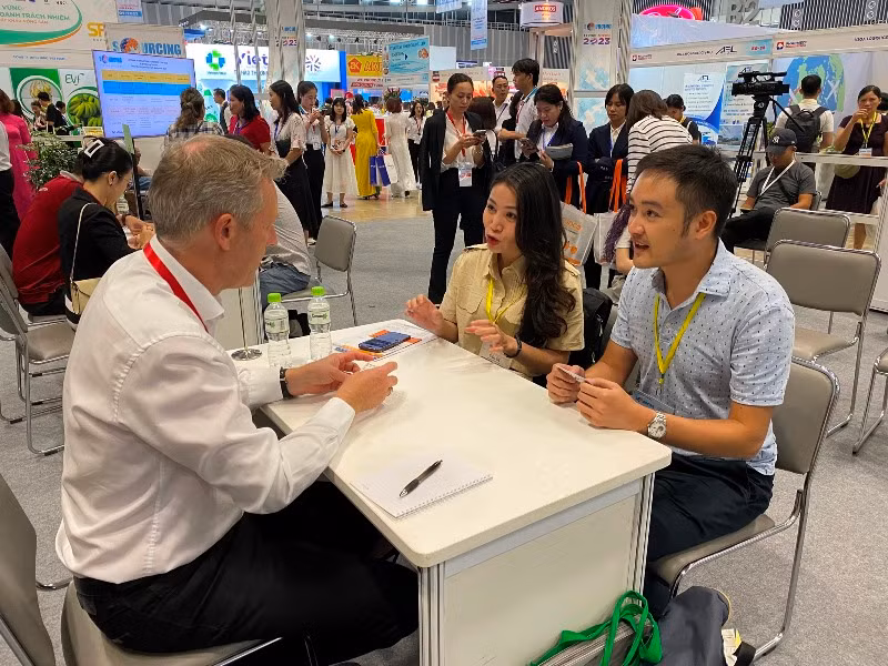 Doanh nghiệp giao thương, ký kết hợp đồng tại Viet Nam International Sourcing 2023.