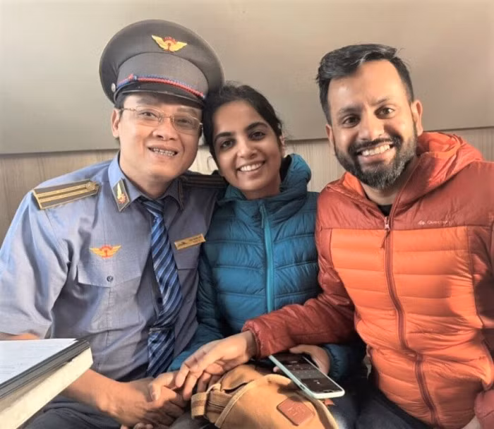 Trưởng tàu Đinh Quang Sơn trao trả tài sản bỏ quên cho hai vị khách Ấn Độ.