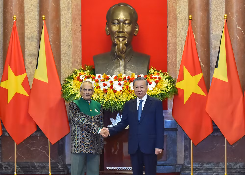 Chủ tịch nước Tô Lâm và Tổng thống nước Cộng hòa Dân chủ Timor Leste José Ramos-Horta chụp ảnh chung sau lễ đón.