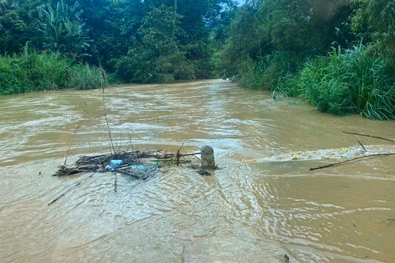 Mưa lớn khiến nhiều cầu tràn qua suối trên địa bàn tỉnh bị ngập khiến việc đi lại của người dân gặp nhiều khó khăn.
