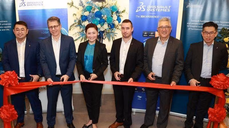 Bà Josephine, Giám đốc điều hành khu vực phía nam châu Á-Thái Bình Dương của Dassault Systèmes cắt băng khai trương Văn phòng tại Hà Nội.