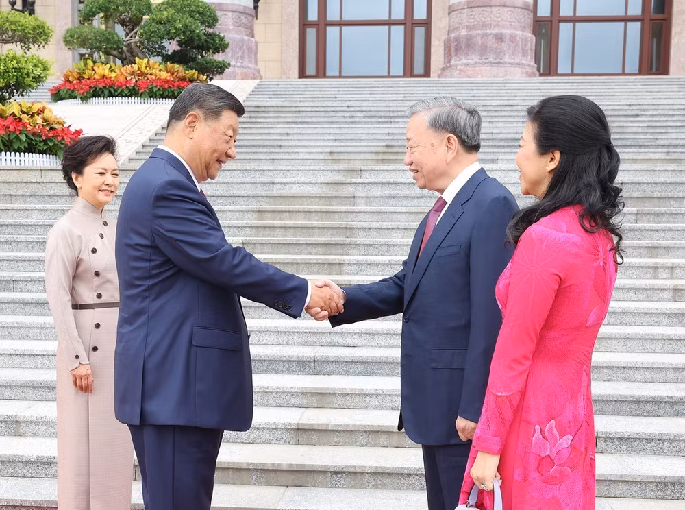 Tổng Bí thư, Chủ tịch nước Trung Quốc Tập Cận Bình và Phu nhân đón Tổng Bí thư, Chủ tịch nước Tô Lâm và Phu nhân. Ảnh: Trí Dũng – TTXVN