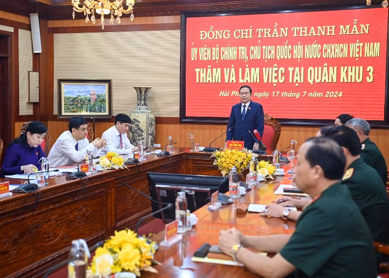 Quang cảnh buổi làm việc tại Quân khu 3. (Ảnh DUY LINH)