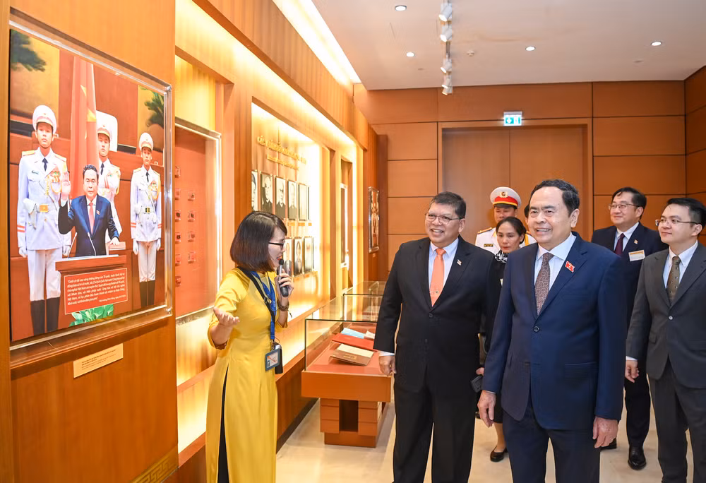 Chủ tịch Hạ viện Malaysia Tan Sri Dato’ Johari Bin Abdul cùng các đại biểu tham quan Phòng truyền thống Quốc hội Việt Nam. (Ảnh: Duy Linh)