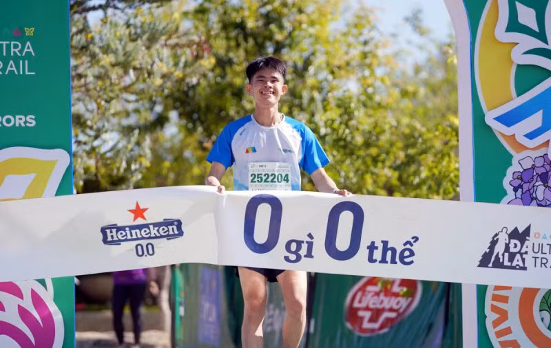 Vận động viên cán đích cự ly 25km nam.