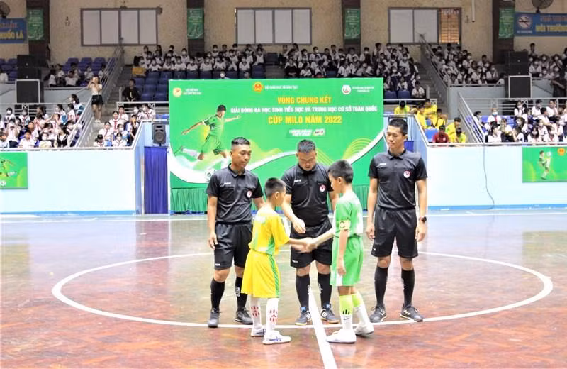 Đội bóng chủ nhà Đắk Lắk và Quảng Trị khối tiểu học làm thủ tục mở màn trận đấu của giải. Đội bóng chủ nhà Đắk Lắk và Quảng Trị khối tiểu học làm thủ tục mở màn trận đấu của giải.