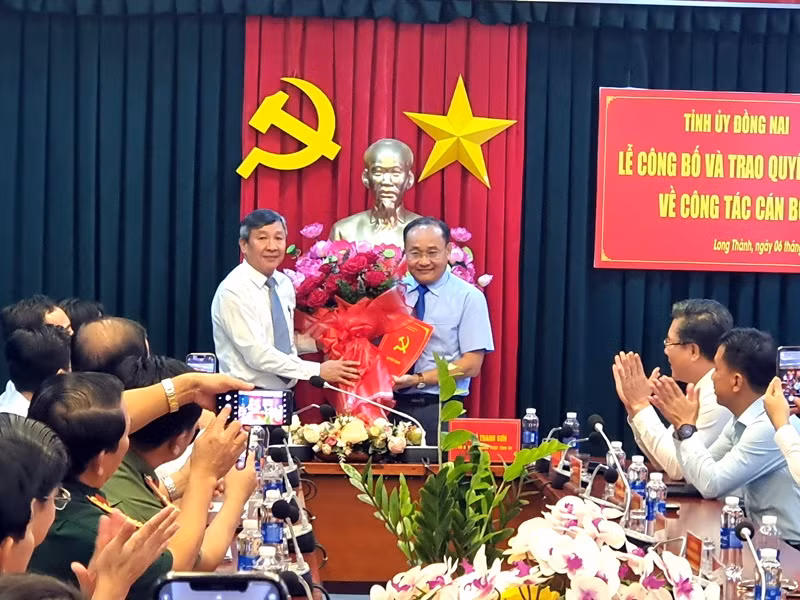 Đồng chí Hồ Thanh Sơn, Phó Bí thư Thường trực Tỉnh ủy Đồng Nai trao quyết định cho đồng chí Huỳnh Minh Dũng. 