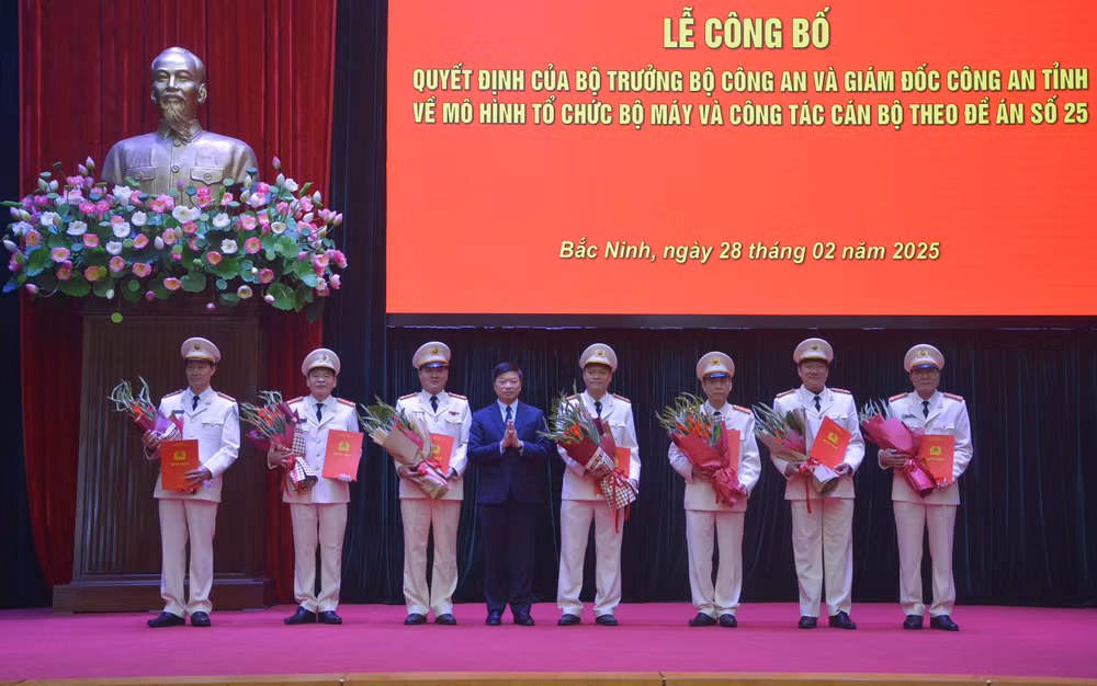 Phó Chủ tịch Thường trực Ủy ban nhân dân tỉnh Đào Quang Khải chúc mừng các đồng chí trưởng các phòng của Công an tỉnh hoàn thành nhiệm vụ công tác, nghỉ hưu theo chế độ.