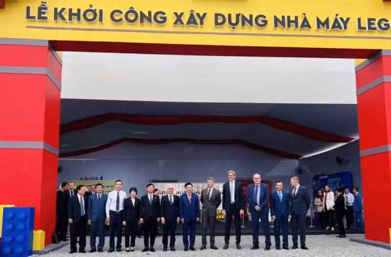 Phó Thủ tướng Thường trực Chính phủ Phạm Bình Minh, Thái tử kế vị Đan Mạch Frederik và các đại biểu dự Lễ khởi công.