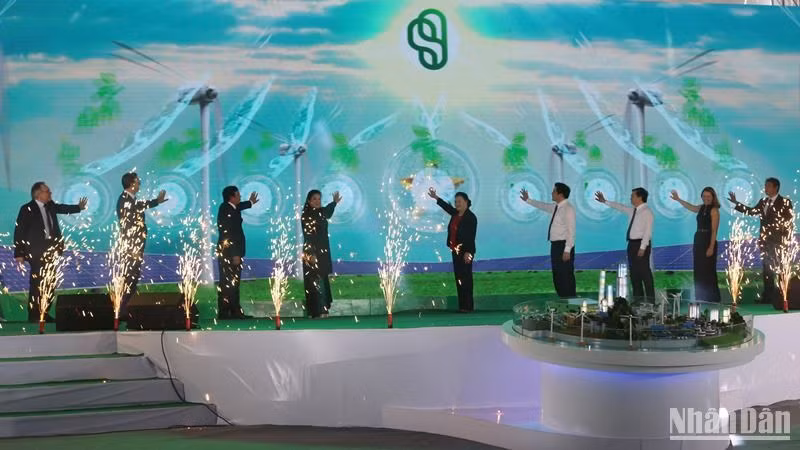 Nghi thức chạm nút hành động khởi động dự án xây dựng nhà máy sản xuất hydro xanh Trà Vinh. 