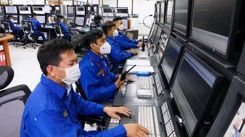 Nhà máy lọc dầu Dung Quất hoạt động ở mức 107% công suất thiết kế ngay trong bão số 4 để tăng cung ứng xăng dầu cho thị trường.