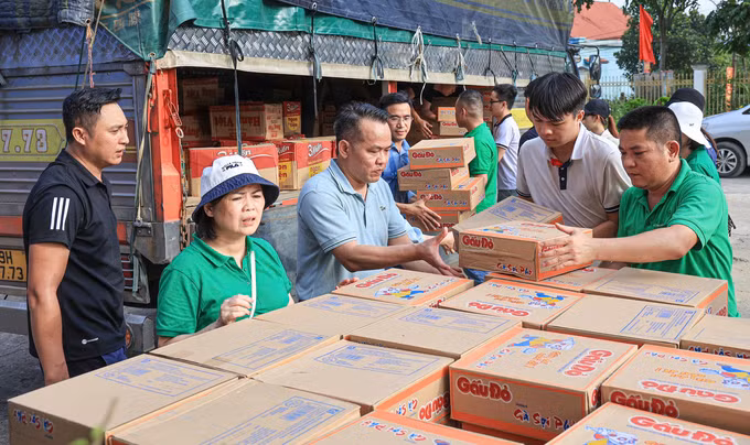 Nhiều thùng mì tôm cùng nhu yếu phẩm được gửi tới bà con vùng lũ.