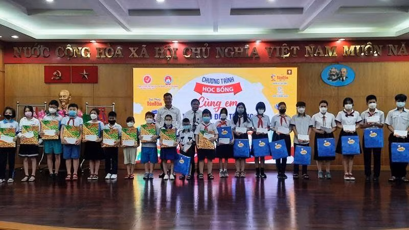 Các em học sinh được nhận học bổng "Cùng em vượt khó đến trường".