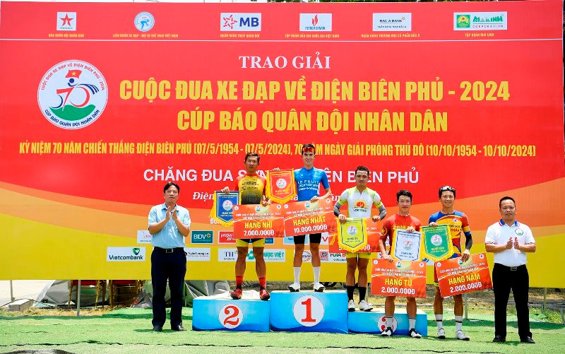 Ban tổ chức trao thưởng tới các tay đua xuất sắc ở chặng 4.