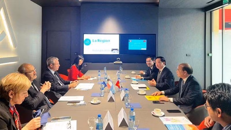 Chủ tịch UBND tỉnh Thái Bình Nguyễn Khắc Thận làm việc với lãnh đạo Vùng Auvergne-Rhone-Alpes.