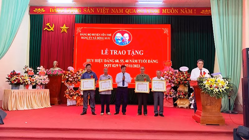 Đồng chí Nông Văn Tâm, Phó Bí thư Thường trực huyện ủy Yên Thế trao Huy hiệu Đảng cho các đồng chí đảng viên.