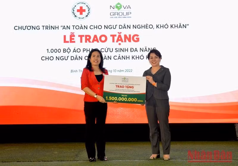 Đại diện nhà tài trợ Tập đoàn NovaGroup trao tặng 1.000 bộ áo phao cứu sinh đa năng trị giá 1,5 tỷ đồng cho ngư dân Bình Thuận có hoàn cảnh khó khăn.