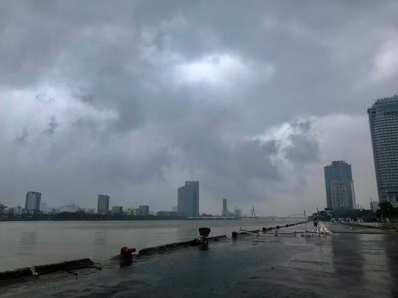 Mực nước sông Hàn dâng cao.