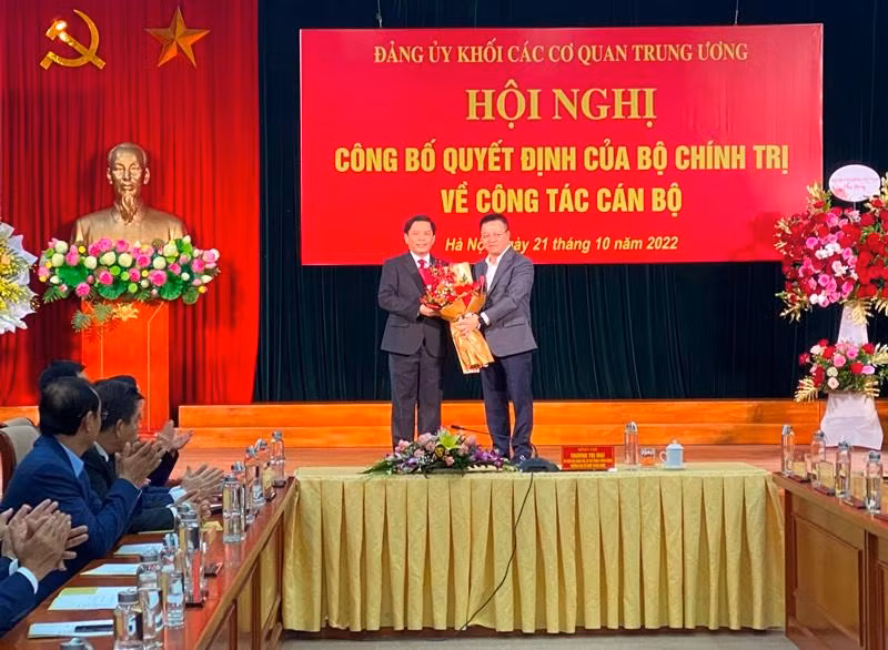 Đồng chí Lê Quốc Minh, Ủy viên Trung ương Đảng, Tổng Biên tập Báo Nhân Dân, Phó Trưởng Ban Tuyên giáo Trung ương, Chủ tịch Hội Nhà báo Việt Nam tặng hoa đồng chí Nguyễn Văn Thể.