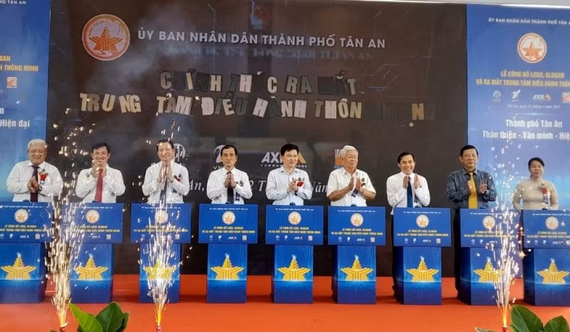 Lãnh đạo và nguyên lãnh đạo tỉnh, thành phố Tân An ấn nút ra mắt Trung tâm điều hành thông minh của thành phố.