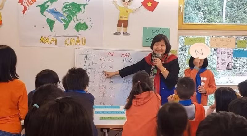 Tiến sĩ Nguyễn Thụy Anh giao lưu với trẻ em trong các trại tiếng Việt tại Stuttgart.