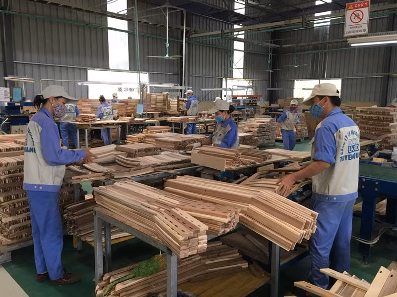 Sản xuất đồ gỗ xuất khẩu ở công ty Woodsland Tuyên Quang. Ảnh: Hải Chung