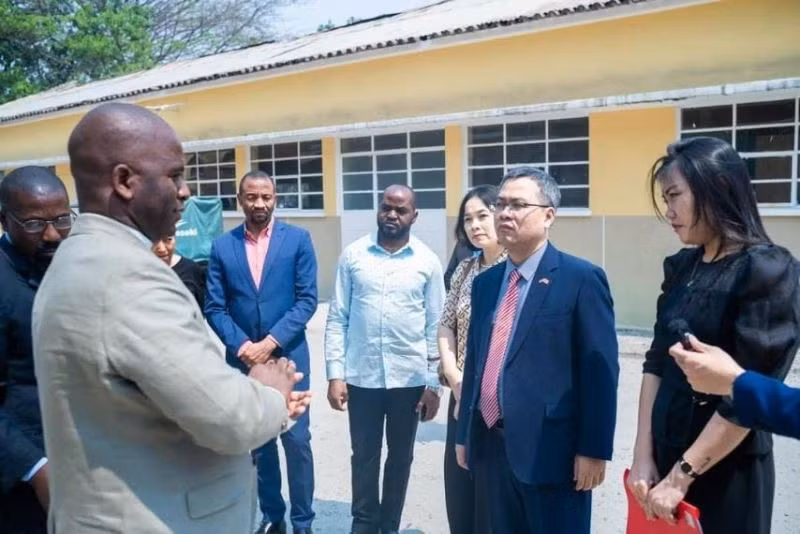 Đại sứ Dương Chính Chức và đoàn công tác thăm Trung tâm chăm sóc trẻ mồ côi, cơ nhỡ, nơi cộng đồng người Việt tại tỉnh duy trì hỗ trợ. (Nguồn ảnh: Đại sứ quán Việt Nam tại Angola)