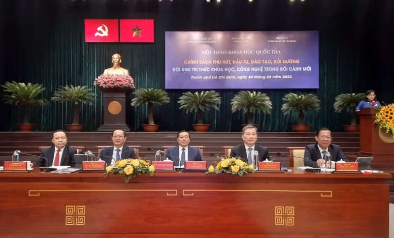 Các đồng chí chủ trì Hội thảo quốc gia “Chính sách thu hút, đầu tư, đào tạo, bồi dưỡng đội ngũ trí thức khoa học, công nghệ trong bối cảnh mới”.