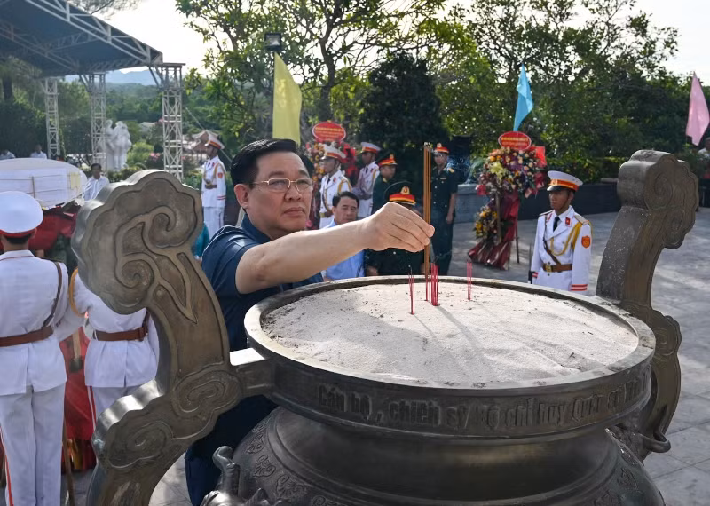 Chủ tịch Quốc hội Vương Đình Huệ dâng hương tại Nghĩa trang liệt sĩ thành phố Huế. (Ảnh Duy Linh)